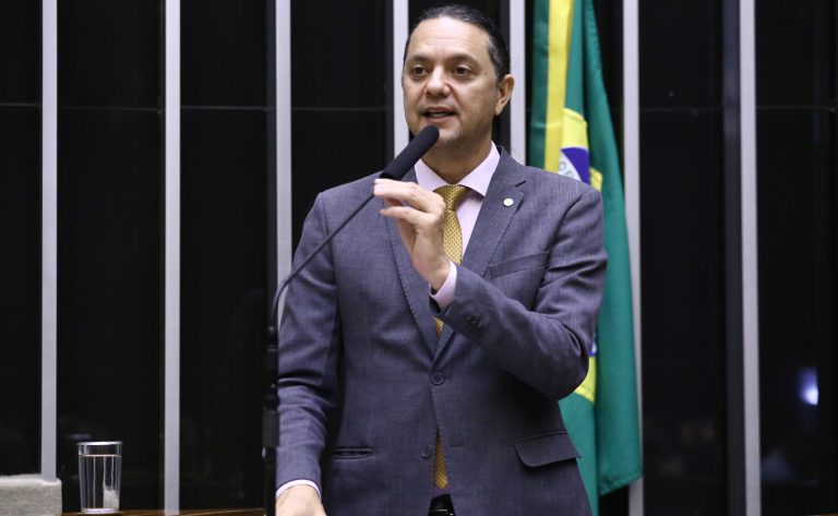 Câmara aprova projeto que exige botão de pânico em aplicativos de transporte