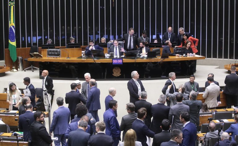 Congresso é chamado a autorizar R$ 185,5 bilhões para benefícios e expõe fragilidade das contas públicas