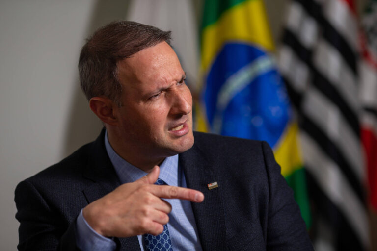 O erro como método: a estratégia discursiva por trás do gesto de Derrite