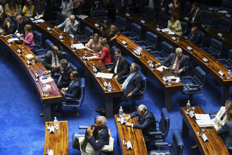 Senado avança contra assédio bancário e tenta frear bombardeio de ofertas financeiras no celular dos brasileiros