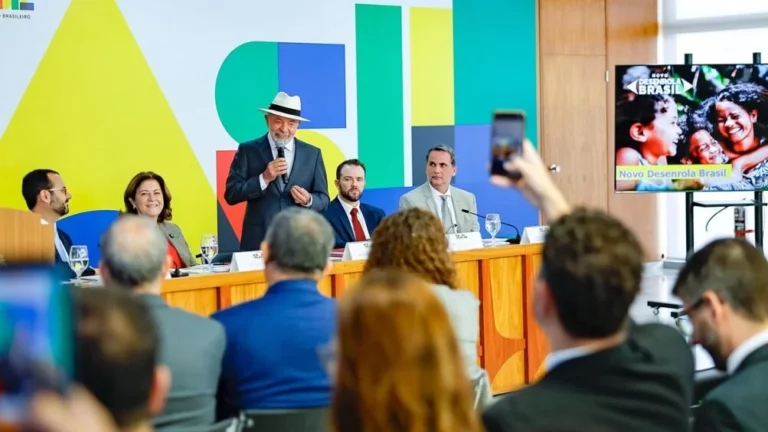 Governo acelera estímulos às vésperas da eleição e mercado amplia alerta sobre risco fiscal