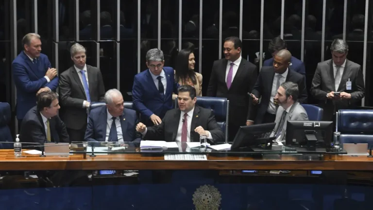 Senado aprova pautas de impacto bilionário e reacende debate sobre gastos públicos