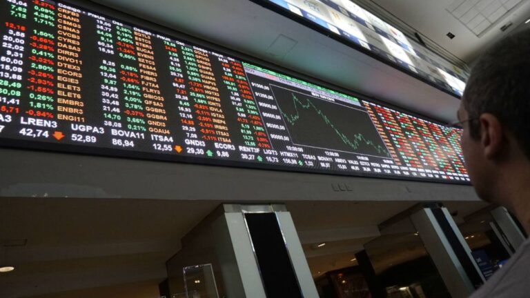 Mercados voltam a olhar tarifas e guerra no Oriente Médio pressiona petróleo