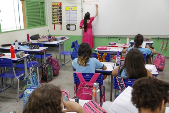 CCJ aprova projeto que obriga uso da hora-aula no cálculo da jornada de professores