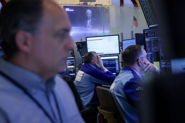 Mercados recuam com intervenção dos EUA, sanções contra o Irã e temor de juros elevados